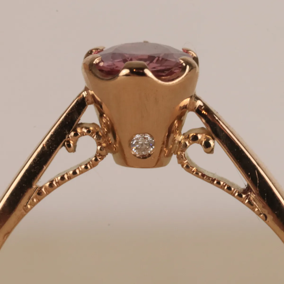 Detail ring met diamant en edelsteen