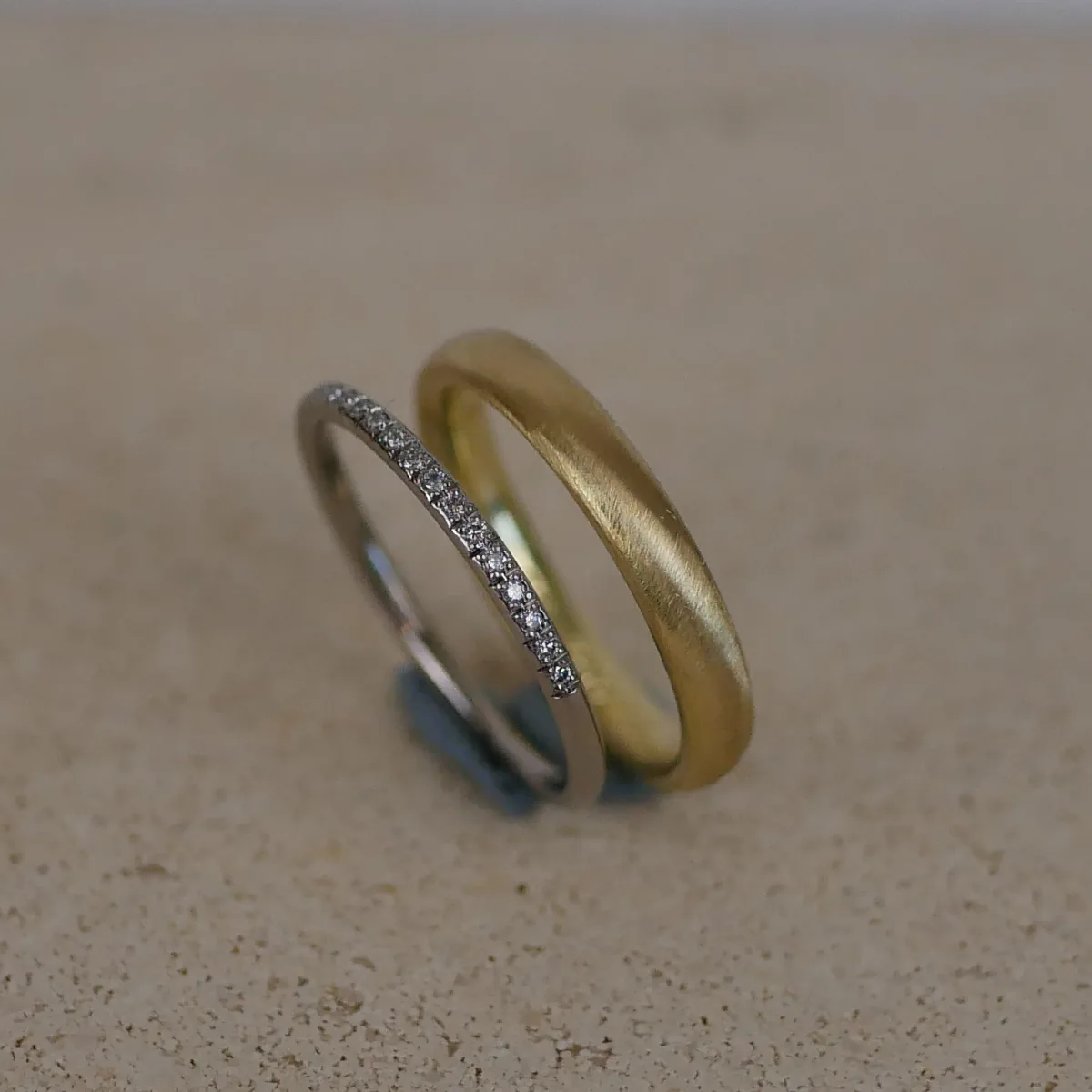 Detail ring met diamant en edelsteen