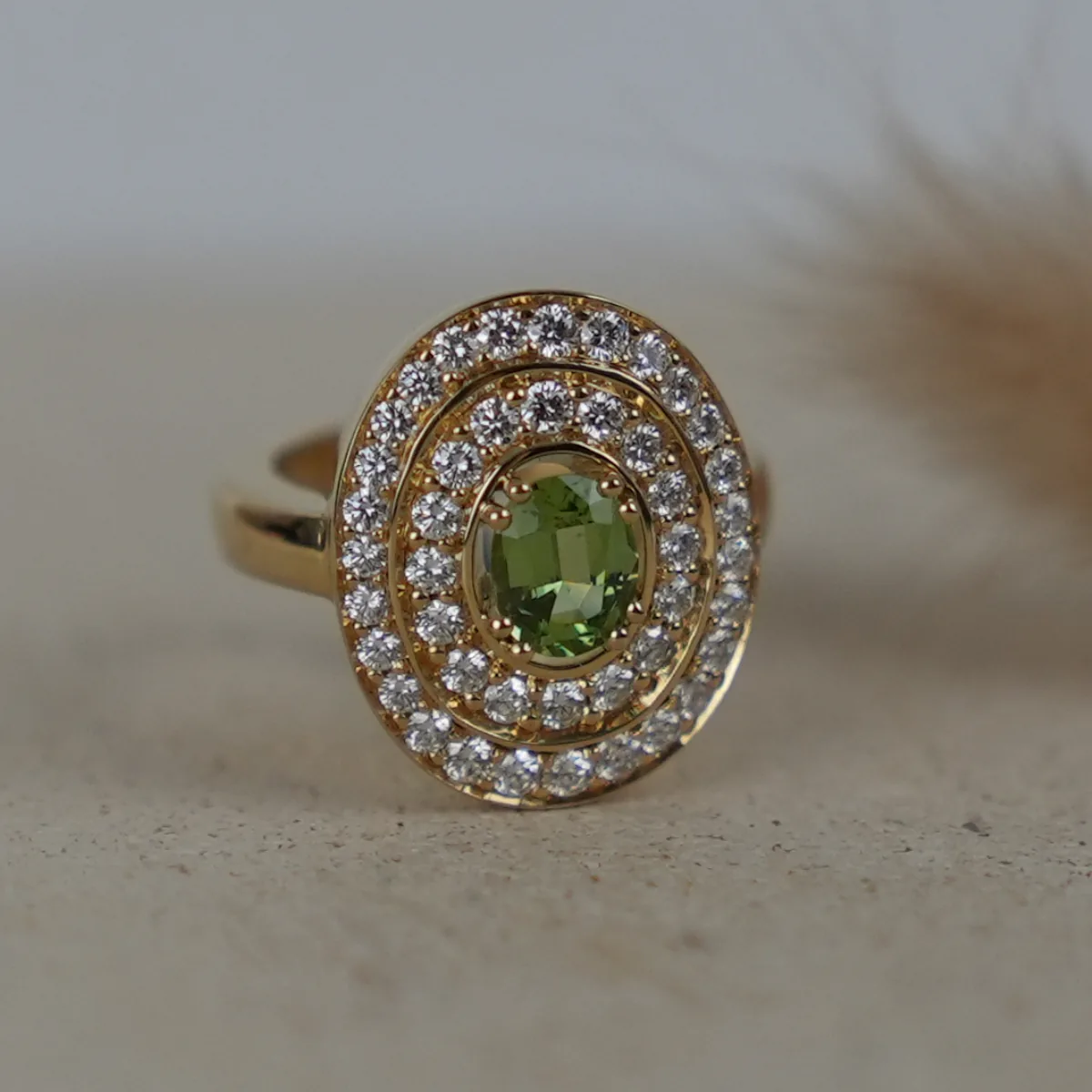 Detail ring met diamant en edelsteen