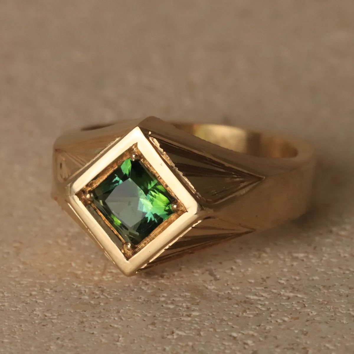 Ring op maat met groene edelsteen