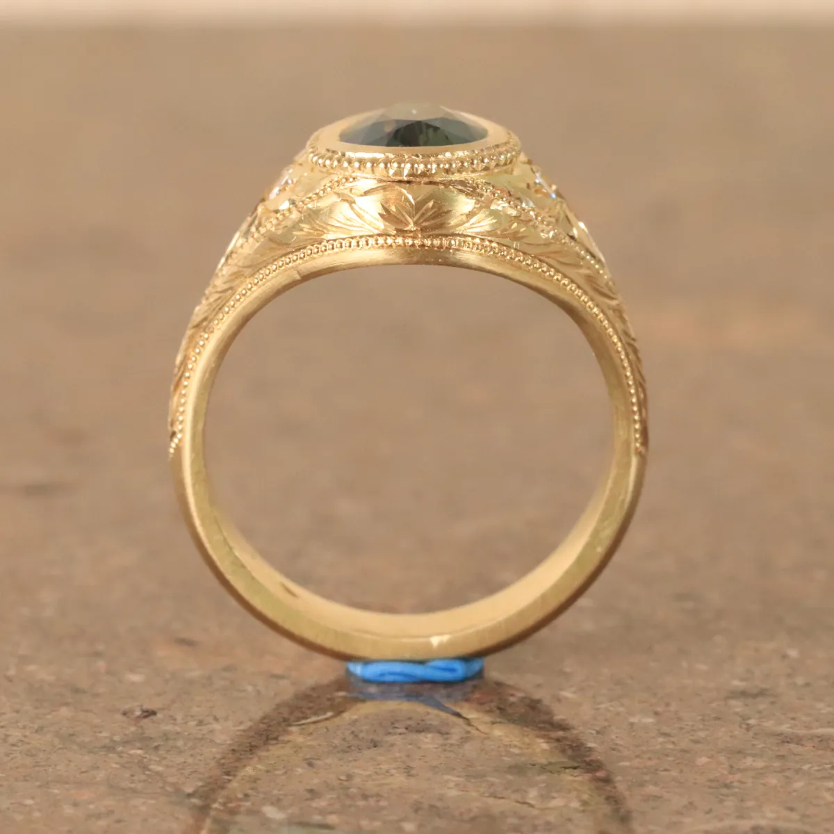 Handgemaakte gouden ring met groene edelsteen
