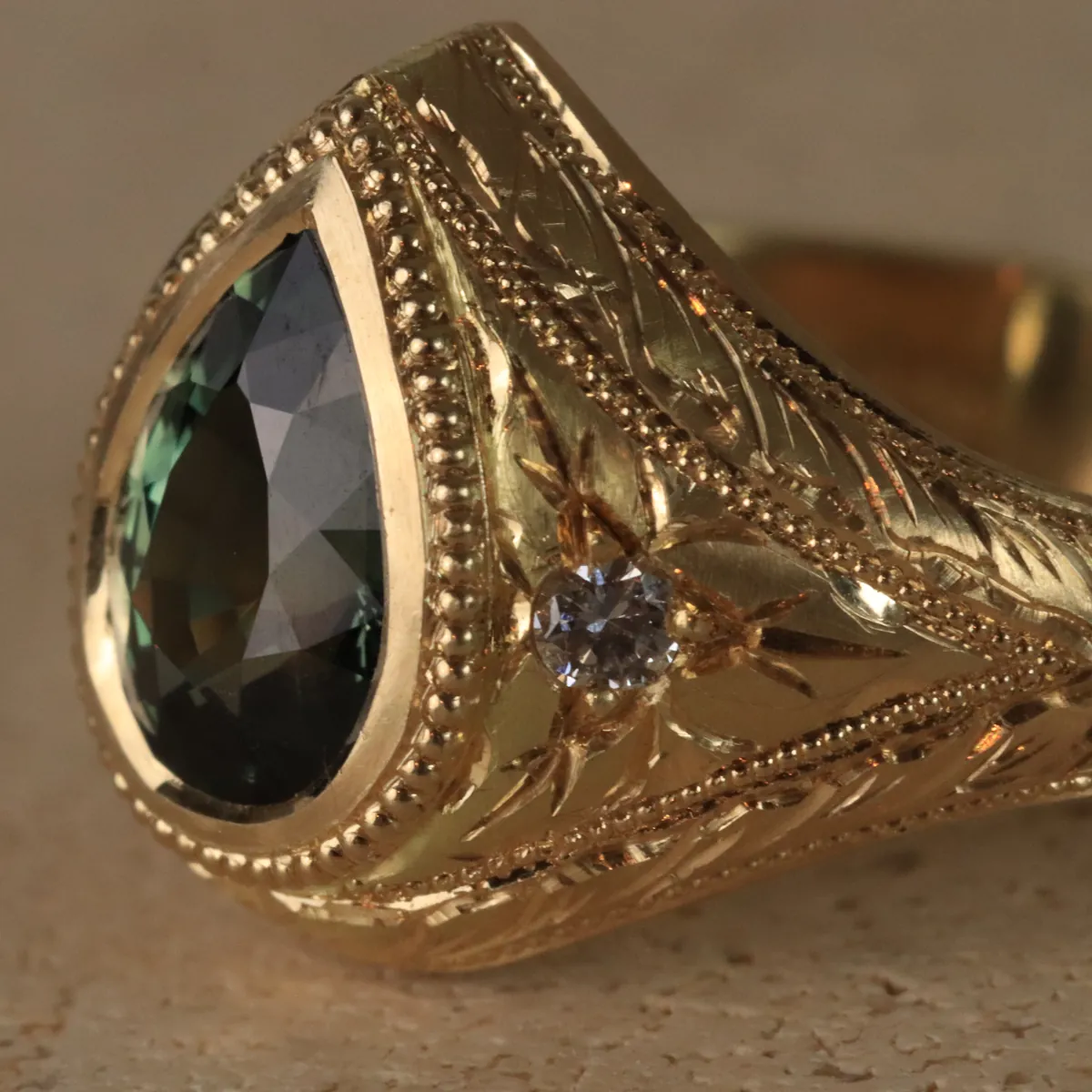 Detail handgemaakt juweel met diamant en edelsteen
