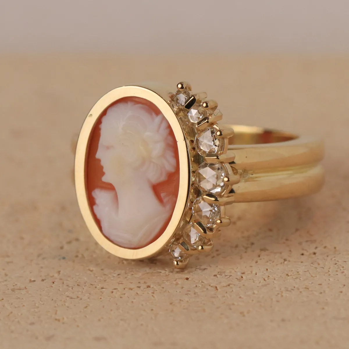 Detail ring met diamant en edelsteen